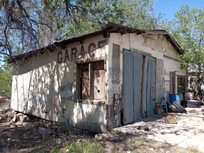 2023-09 San Fidel - White arrow garage by Nolan Stolz
