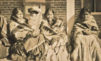 1925 Gallup - Navajo women and children