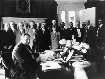 1912-01-06 President William H. Taft signs the proclamation making the Territory of New Mexico the 47th State
